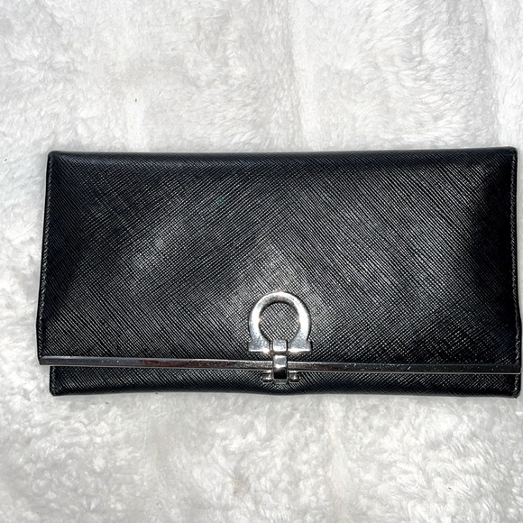 EUC Authentic Salvatore Ferragamo Wallet. Pre-loved in excellent condition.